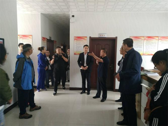 J9集团直营电商参与市产业扶贫现场会议