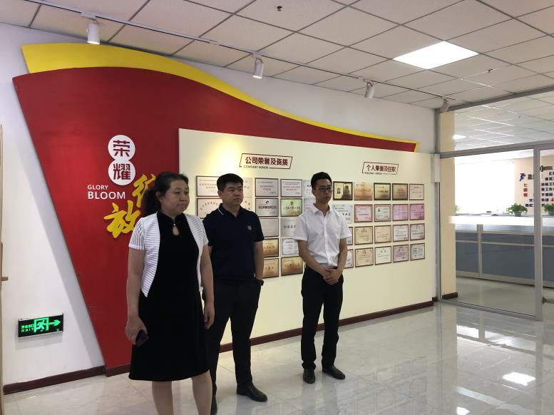 抚顺市龙晟集团大数据公司董事长罗英男一行光临J9集团直营集团调查财路大数据项目